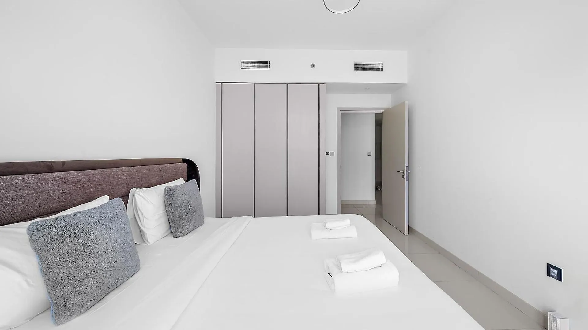 Vayk - Amazing 2 Bd In Emaar Beachfront With Beach Access Dubai United Arab Emirates