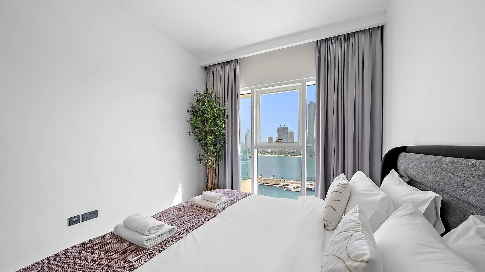 Vayk - Amazing 2 Bd In Emaar Beachfront With Beach Access Dubai Apartment